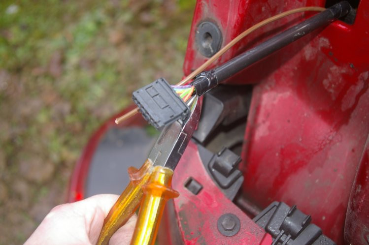 Fitting a Peugeot 308SW reversing camera step J-3